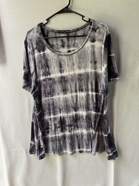 Kim & Cami Black and White Tie-Dye Scoop Neck Short Sleeve Top